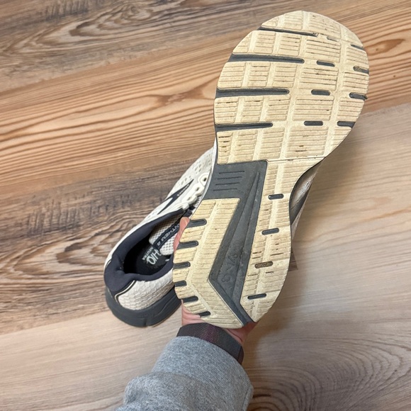 Brooks Women’s Cream and Gray Anthem4 - Picture 8 of 12